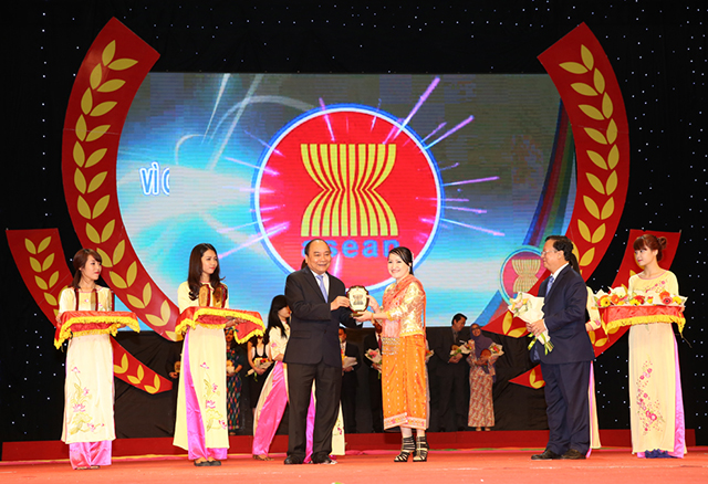 ເພື່ອປະຊາຄົມອາຊຽນສາມັກຄີແລະພັດທະນາ